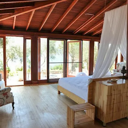 Yacht Club Hotel 4*